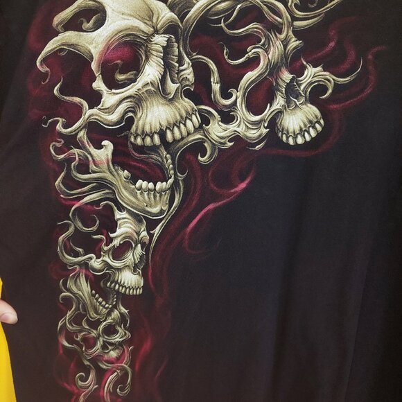 Gothic Skull Chain Tee - Picture 2 of 3